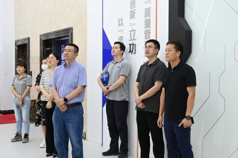 ��˾�����߷õ������������ɷݷ��ν�������